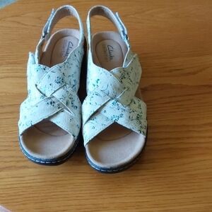 Clarks Women's White and Blue Floral Criss-Cross Sandals. Size 8.5 Narrow